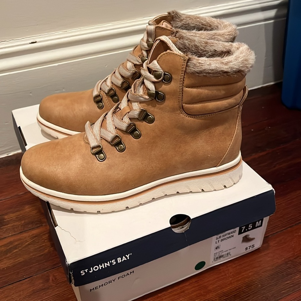 St John’s Bay Boots NWB 7.5